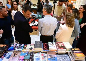 El alcalde le echa una mirada a los libros durante la atención a la prensa / FOTO: Eulogio García