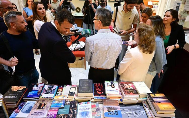 El alcalde le echa una mirada a los libros durante la atención a la prensa / FOTO: Eulogio García