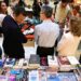 El alcalde le echa una mirada a los libros durante la atención a la prensa / FOTO: Eulogio García