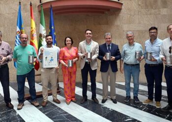 Posado con los cubiletes que se distribuirán en la hostelería / FOTO: Ayto.