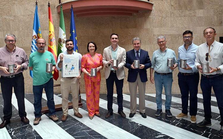 Posado con los cubiletes que se distribuirán en la hostelería / FOTO: Ayto.