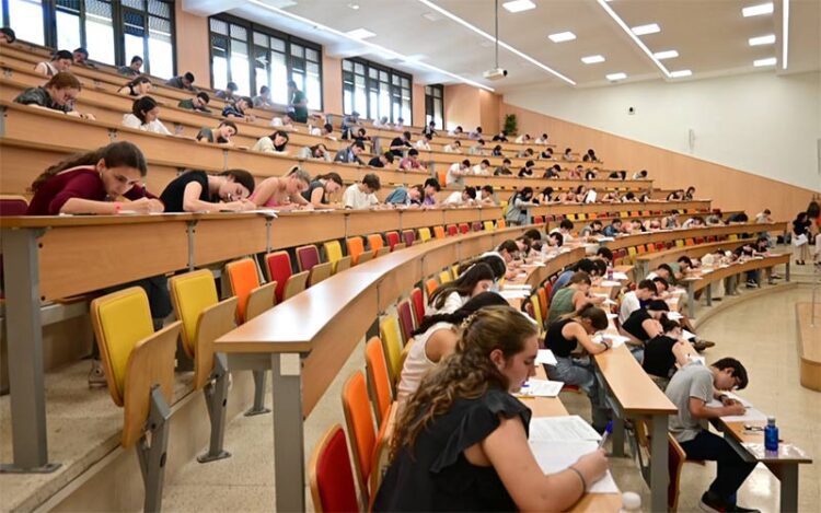 En pleno examen en la Facultad de Medicina / FOTO: Eulogio García