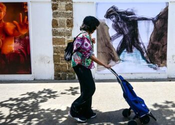 La exposición también se ha colgado en la fachada de la plaza / FOTO: Eulogio García