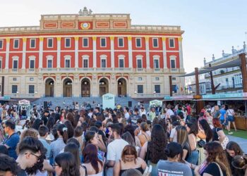 La fachada del Consistorio como telón de fondo de la Feria del Libro / FOTO: Ayto.