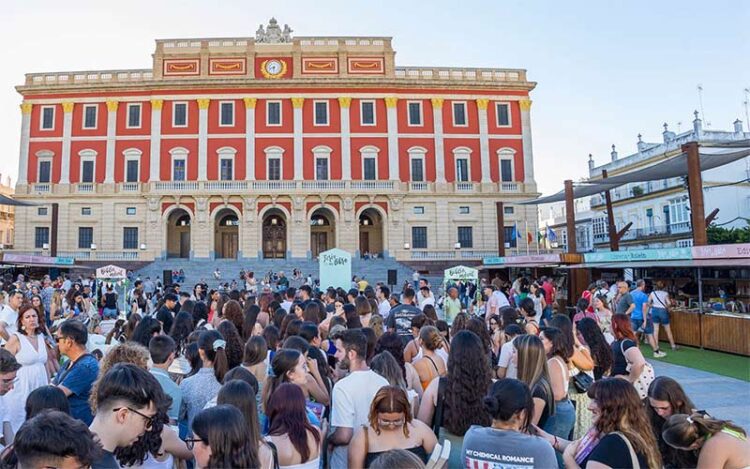 La fachada del Consistorio como telón de fondo de la Feria del Libro / FOTO: Ayto.