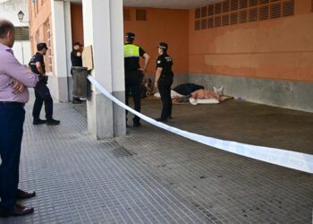 El concejal de Seguridad Ciudadana observa el operativo policial por la persona fallecida / FOTO: Eulogio García