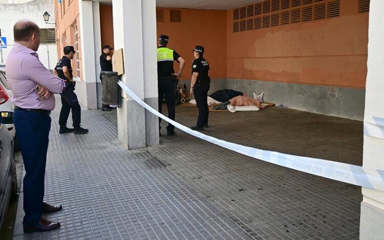 El concejal de Seguridad Ciudadana observa el operativo policial por la persona fallecida / FOTO: Eulogio García