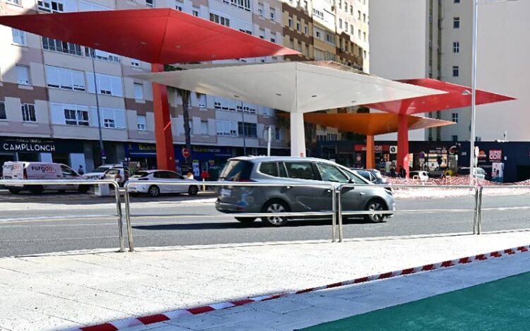 Vecinos insisten en que la gasolinera en plena barriada es un peligro / FOTO: Eulogio García