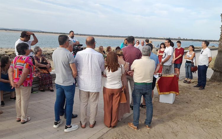 Reunidos en torno al monolito levantado en el simbólico parque / FOTO: Plataforma Vecinal Río San Pedro