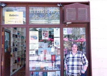 Porras, junto al escaparate de la librería / FOTO: cedida