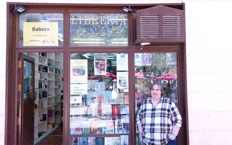 Porras, junto al escaparate de la librería / FOTO: cedida