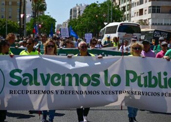 Cabecera de la manifestación por la avenida / FOTO: Eulogio García