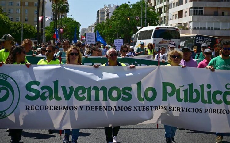 Cabecera de la manifestación por la avenida / FOTO: Eulogio García