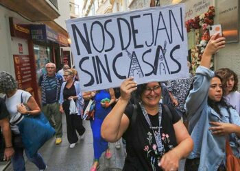 Una de las pancartas de la primera manifestación de Cádiz Resiste / FOTO: Ereagafoto