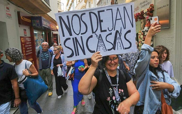 Una de las pancartas de la primera manifestación de Cádiz Resiste / FOTO: Ereagafoto