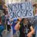 Una de las pancartas de la primera manifestación de Cádiz Resiste / FOTO: Ereagafoto