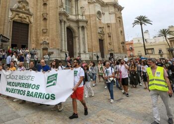 La protesta pasando por delante de la Catedral de Cádiz / FOTO: Ereagafoto