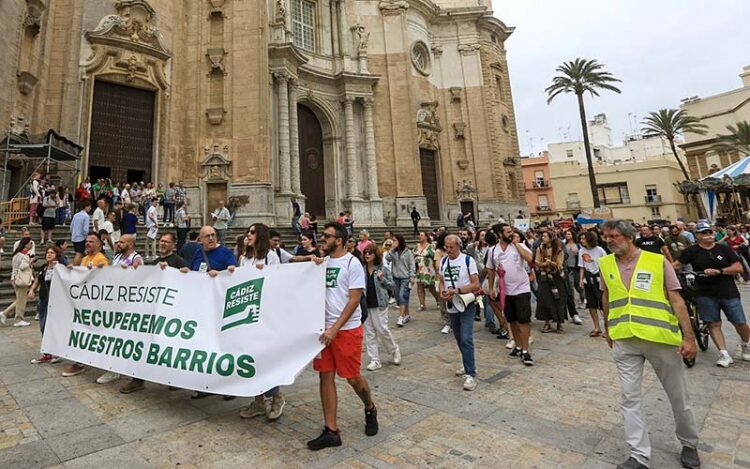 La protesta pasando por delante de la Catedral de Cádiz / FOTO: Ereagafoto