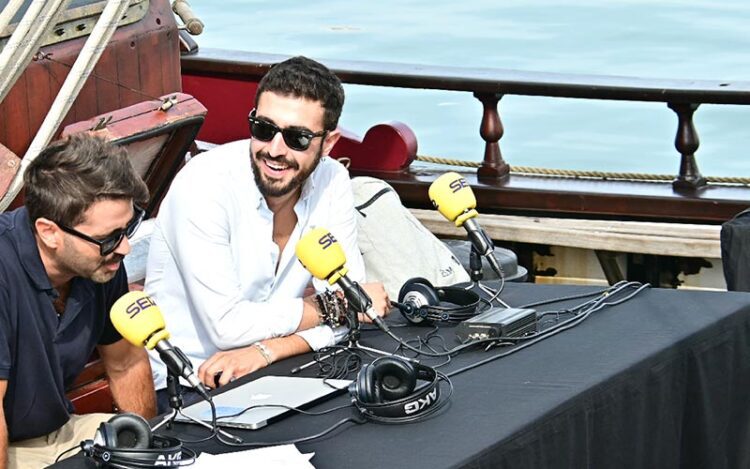 Manu Sola (de blanco) en un directo durante la Regata 2023 / FOTO: Eulogio García