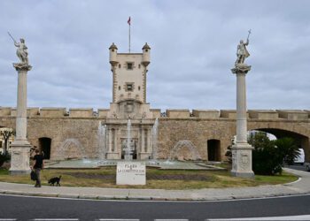 Las emblemáticas Puertas de Tierra se teñirán de azul / FOTO: Eulogio García