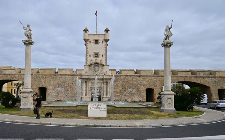 Las emblemáticas Puertas de Tierra se teñirán de azul / FOTO: Eulogio García