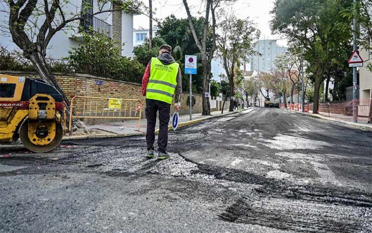 Reasfaltado de la calle Acacias hace unos meses / FOTO: Eulogio García