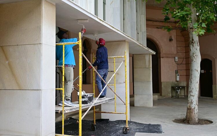 Trabajos de pintura en el interior del Baluarte / FOTO: Eulogio García