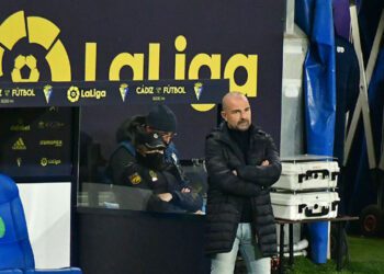 Paco López en el banquillo del Nuevo Mirandilla, al frente del Levante / FOTO: Eulogio García