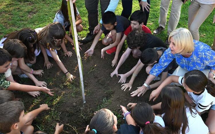 En la plantación del primer ejemplar de ‘alcanforero’ en el Parque El Retiro de Jerez / FOTO: Ayto.