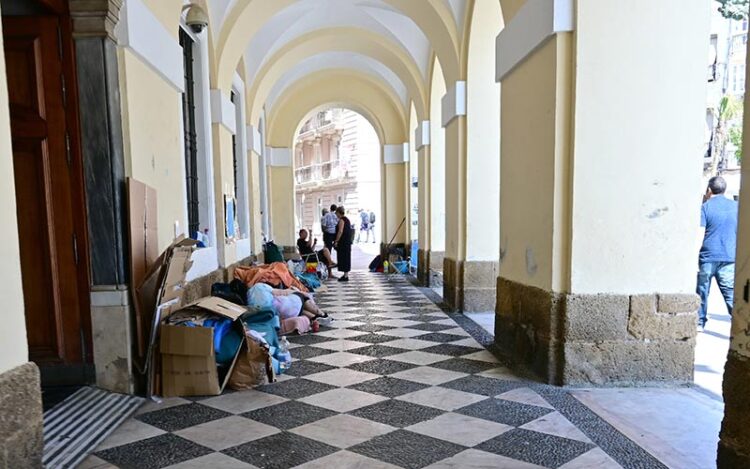 La acampada continúa en los soportales del Ayuntamiento / FOTO: Eulogio García