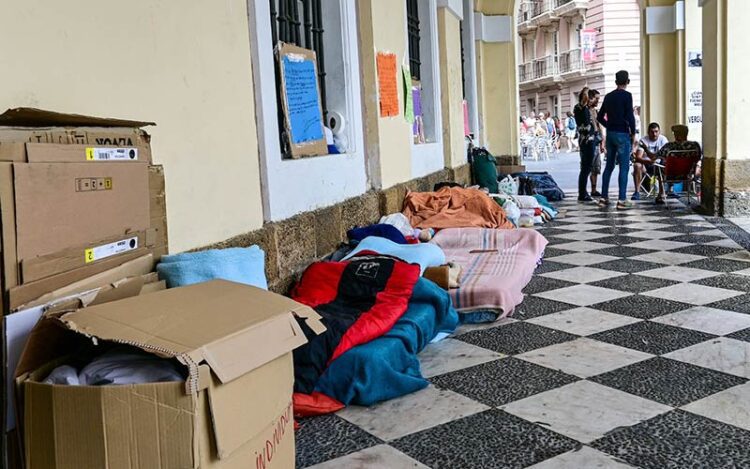 Acampada de personas sintecho en los bajos del Ayuntamiento / FOTO: Eulogio García