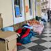 Acampada de personas sintecho en los bajos del Ayuntamiento / FOTO: Eulogio García