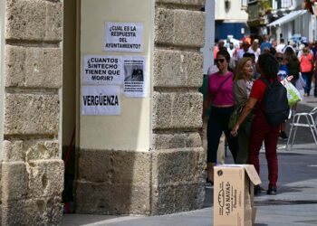Carteles reivindicativos en la acampada del Ayuntamiento / FOTO: Eulogio García