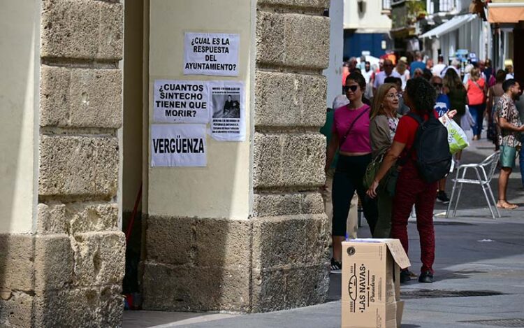 Carteles reivindicativos en la acampada del Ayuntamiento / FOTO: Eulogio García