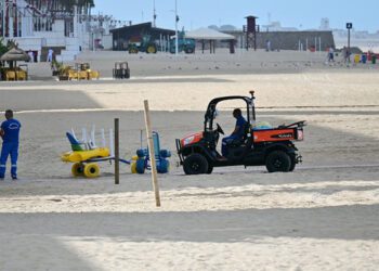 Servicios operativos en una mañana de playa en la Victoria / FOTO: Eulogio García