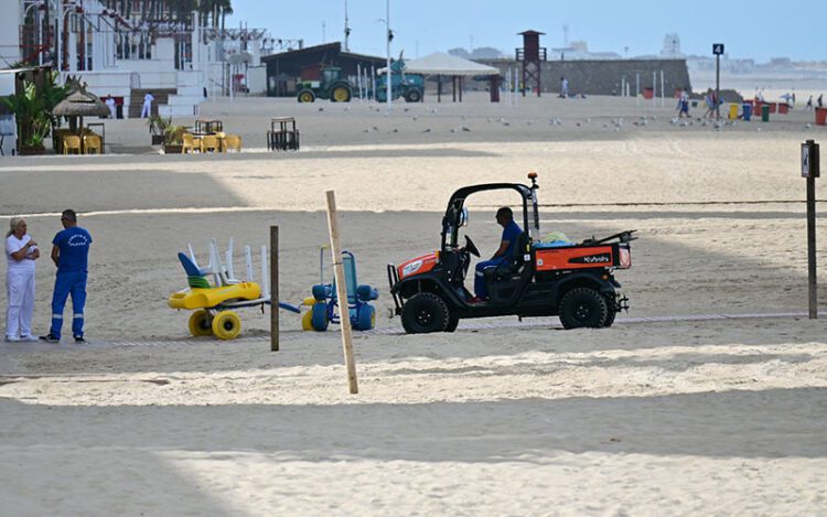 Servicios operativos en una mañana de playa en la Victoria / FOTO: Eulogio García