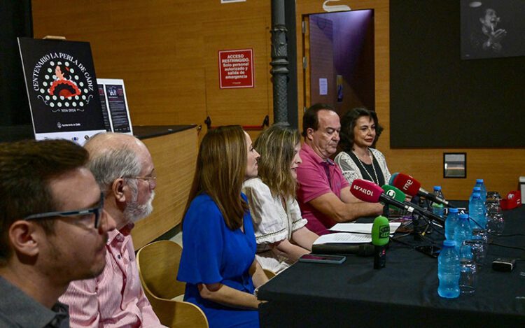 Desvelando el cartel del centenario / FOTO: Eulogio García