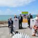 Presentando el cartel con el océano Atlántico de fondo / FOTO: Eulogio García