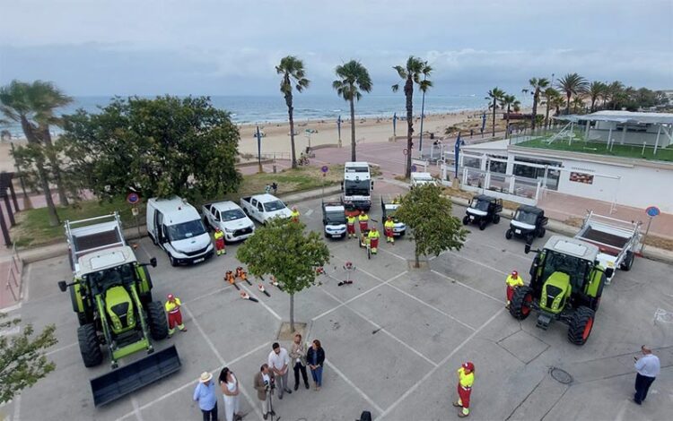 Presentando la nueva maquinaria de limpieza con La Barrosa de fondo / FOTO: Ayto.