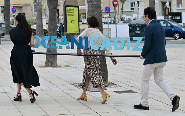 Trasladando el atrezo del acto / FOTO: Eulogio García