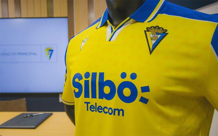 La nueva camiseta con el nuevo sponsor / FOTO: Cádiz CF