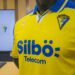 La nueva camiseta con el nuevo sponsor / FOTO: Cádiz CF