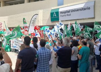 Protesta a las puertas del hospital / FOTO: CSIF