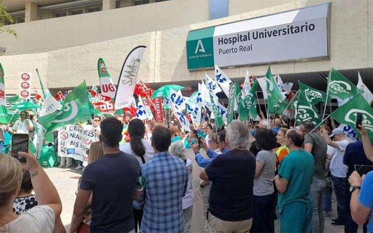 Protesta a las puertas del hospital / FOTO: CSIF