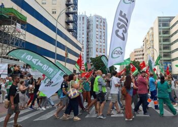 Los concentrados en Cádiz cortando el tráfico en la avenida / FOTO: CSIF