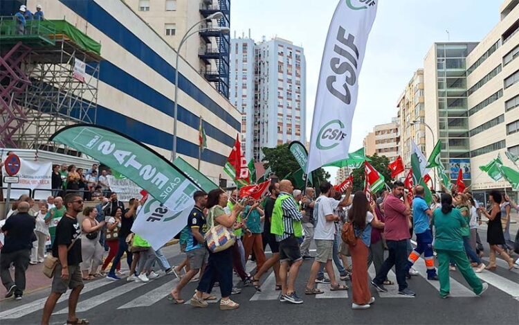 Los concentrados en Cádiz cortando el tráfico en la avenida / FOTO: CSIF