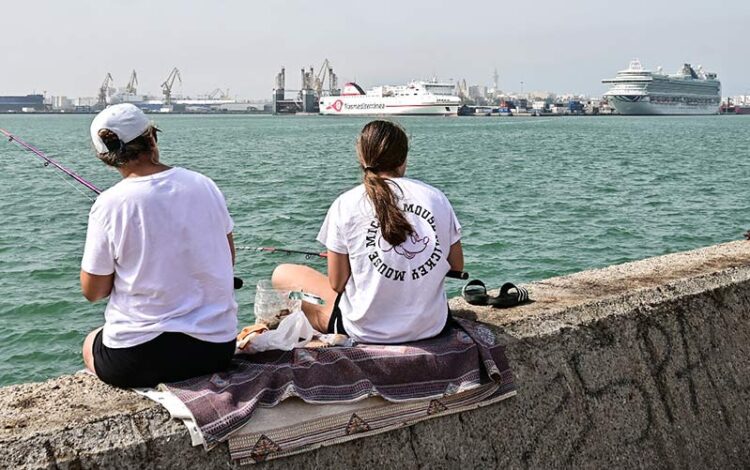 Pescando en la Punta con el muelle de fondo / FOTO: Eulogio García