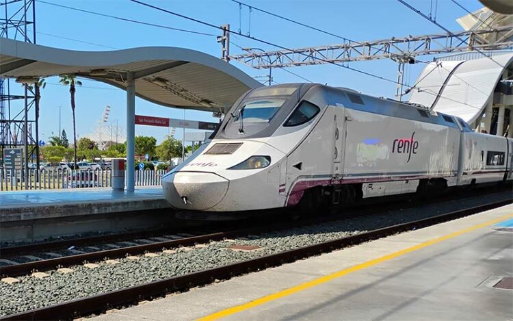 Un Alvia en la estación de San Fernando / FOTO: DBC