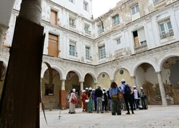 Durante la visita al edificio medio en ruinas / FOTO: Eulogio García