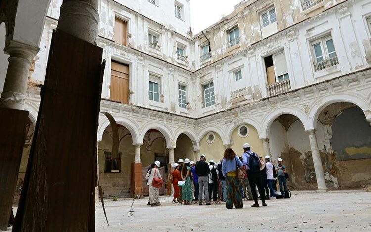 Durante la visita al edificio medio en ruinas / FOTO: Eulogio García